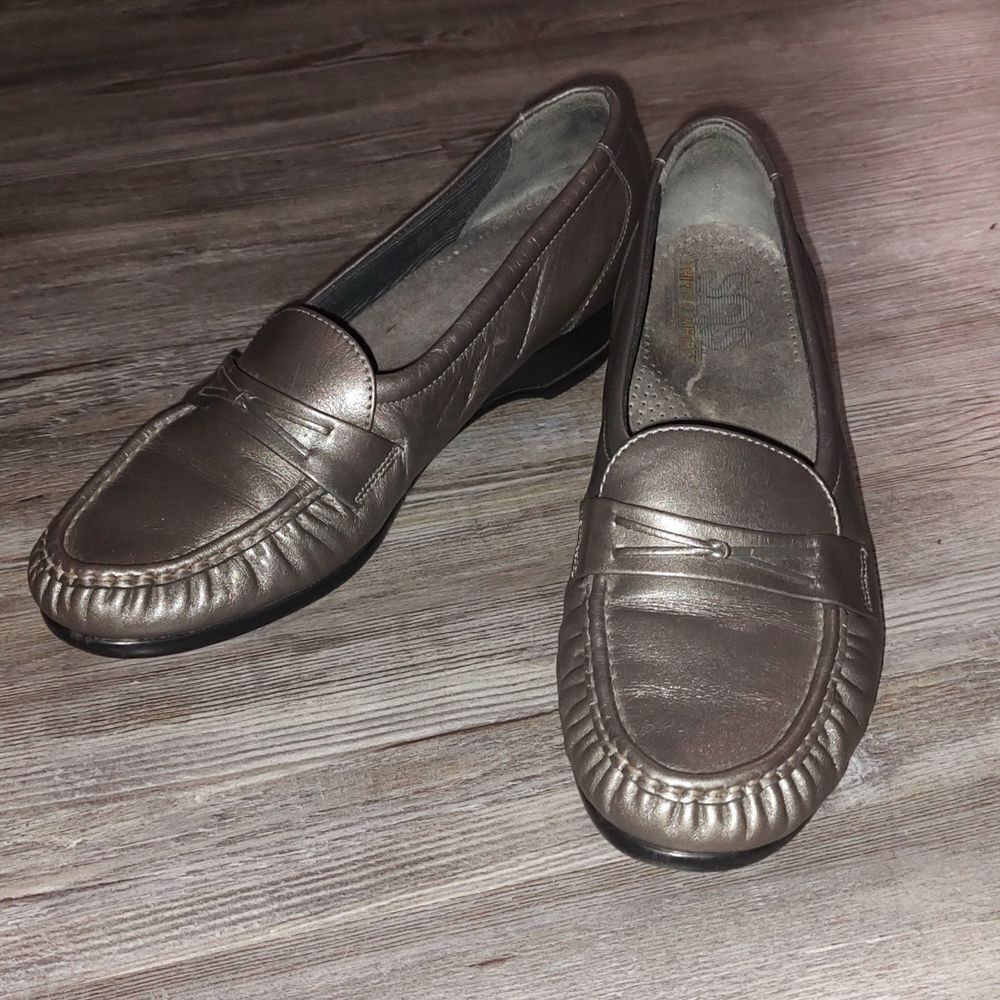 S.A.S. Metallic Pewter color womens loafers  Sz  10  EUC worn once